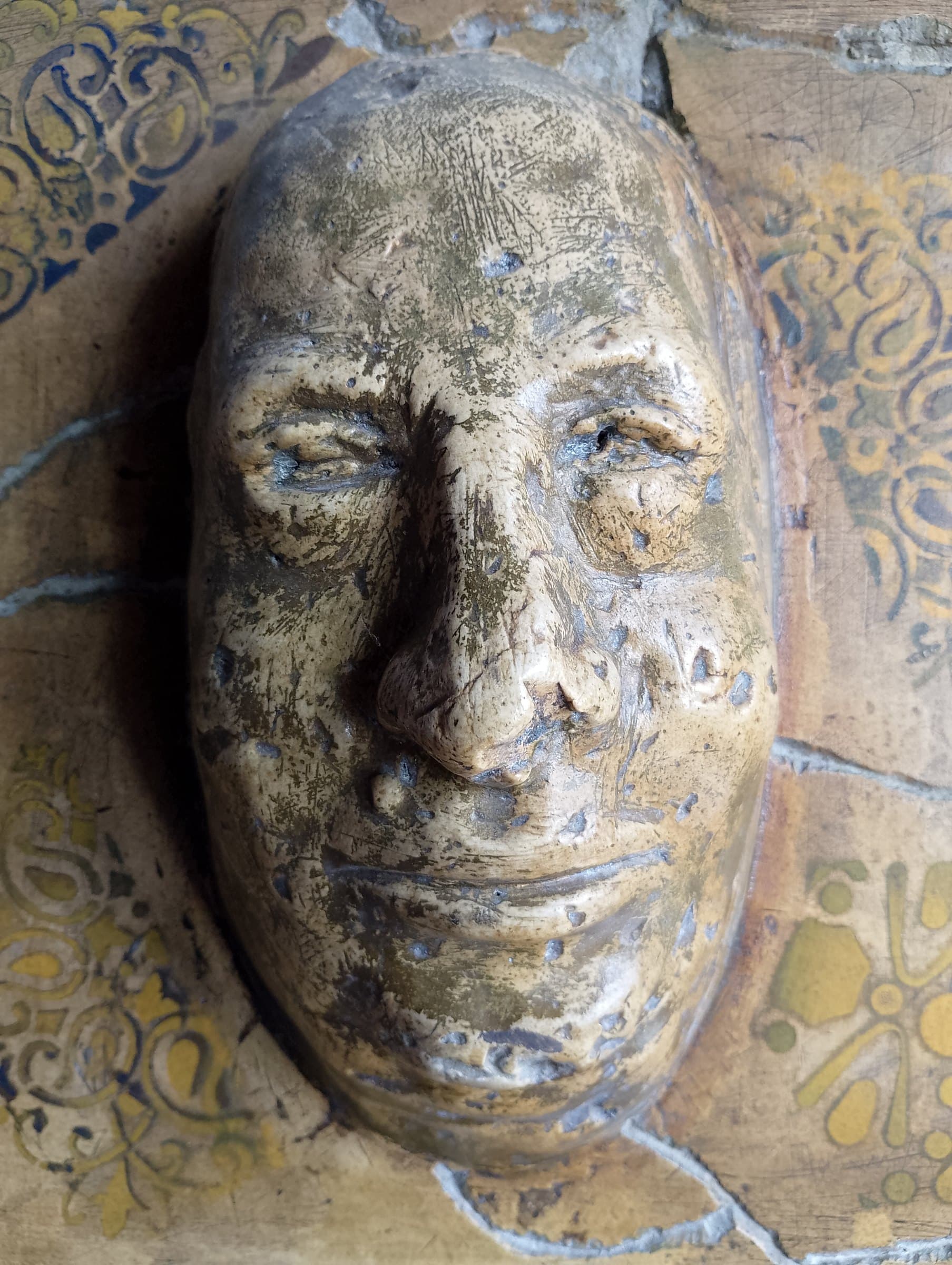 Volto d un senatore Romano(Agrippa), Gesso tratto con dei pigmenti più pigmenti naturali, cm42x42 x13, di Basil