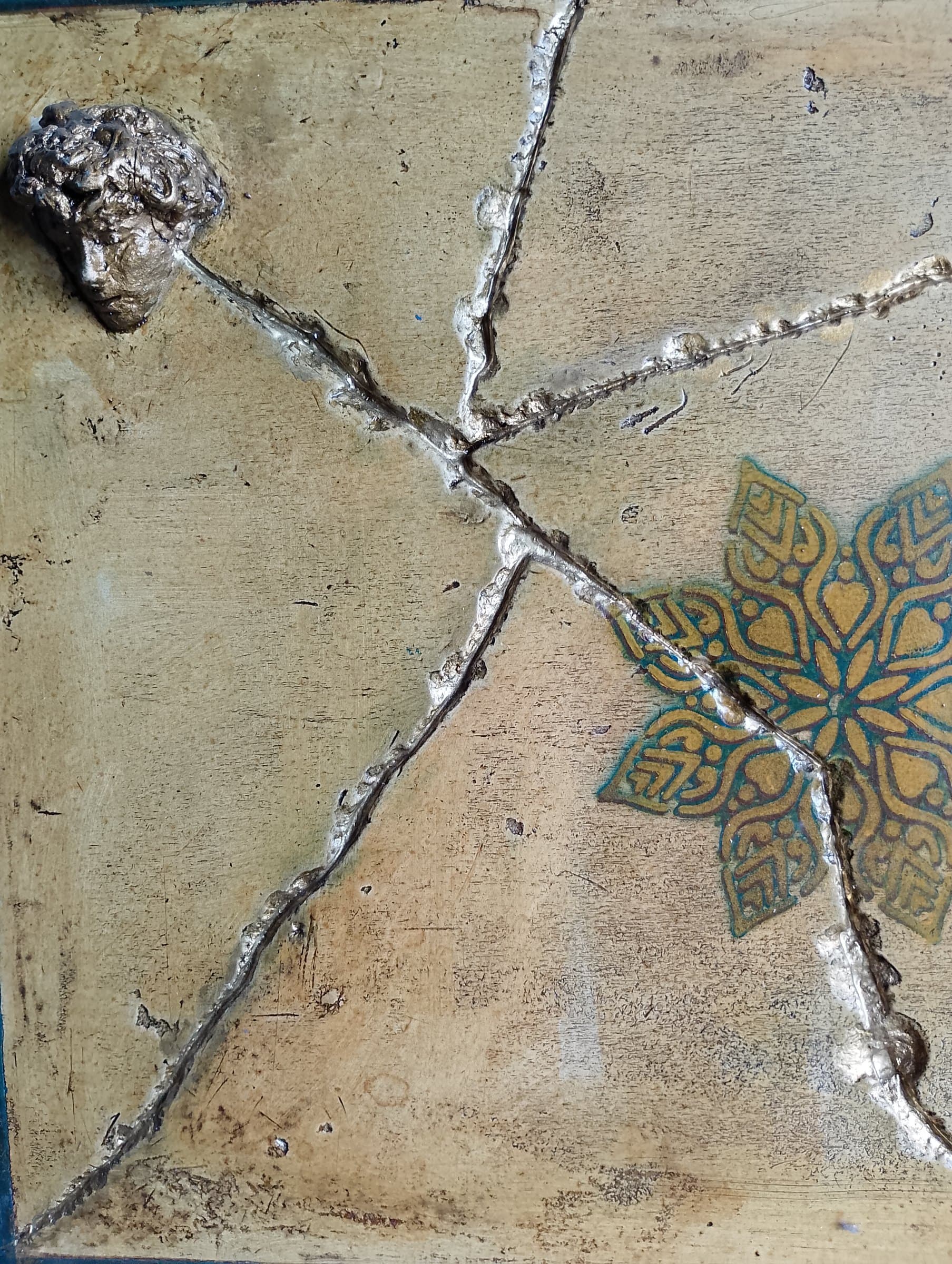 Lapide, Gesso trattato con pigmenti dipinto più testa in vetro resina, cm42x42 x4, di Basil