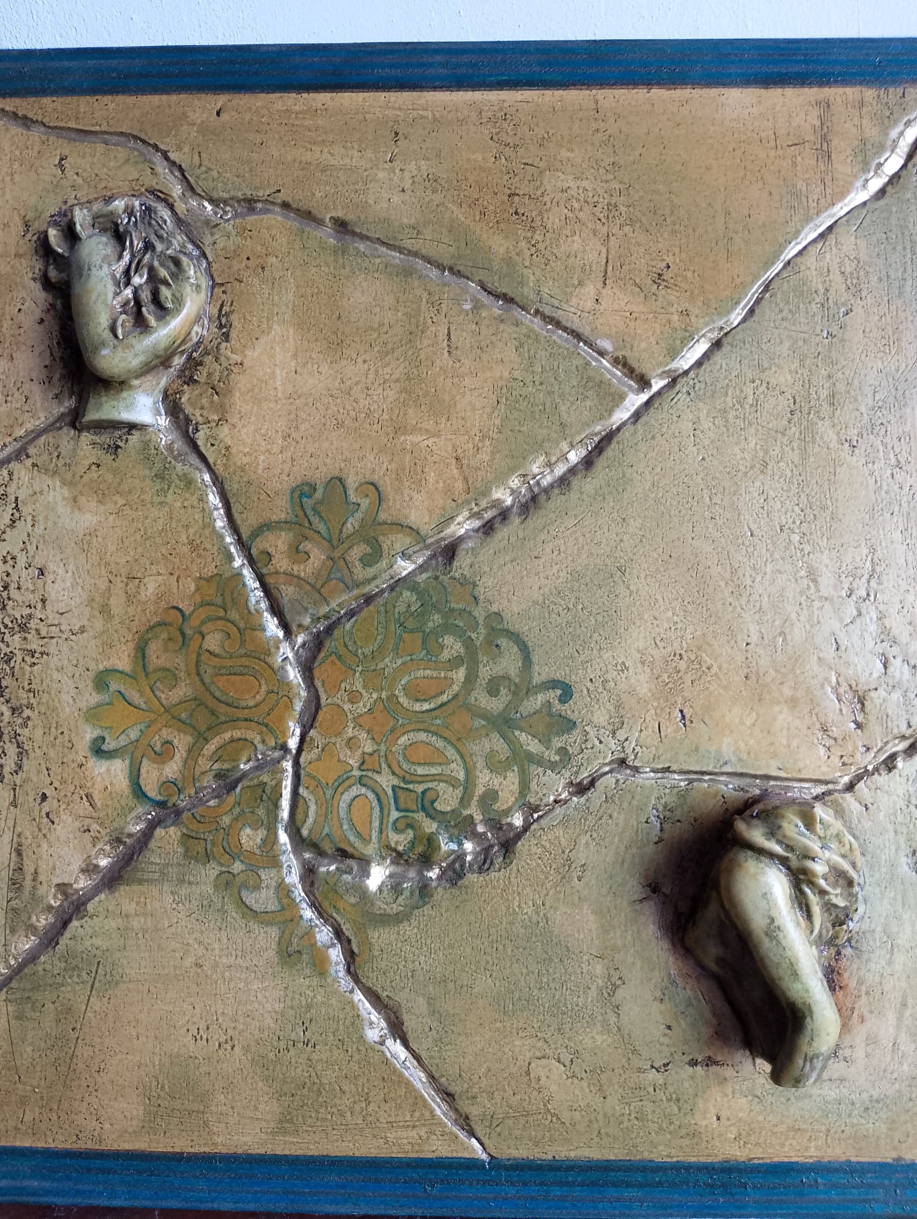 Lapide con efigi, Gesso trattato con pigmenti e le ifige in ceramica più oro, cm42x42 x3, di Basil