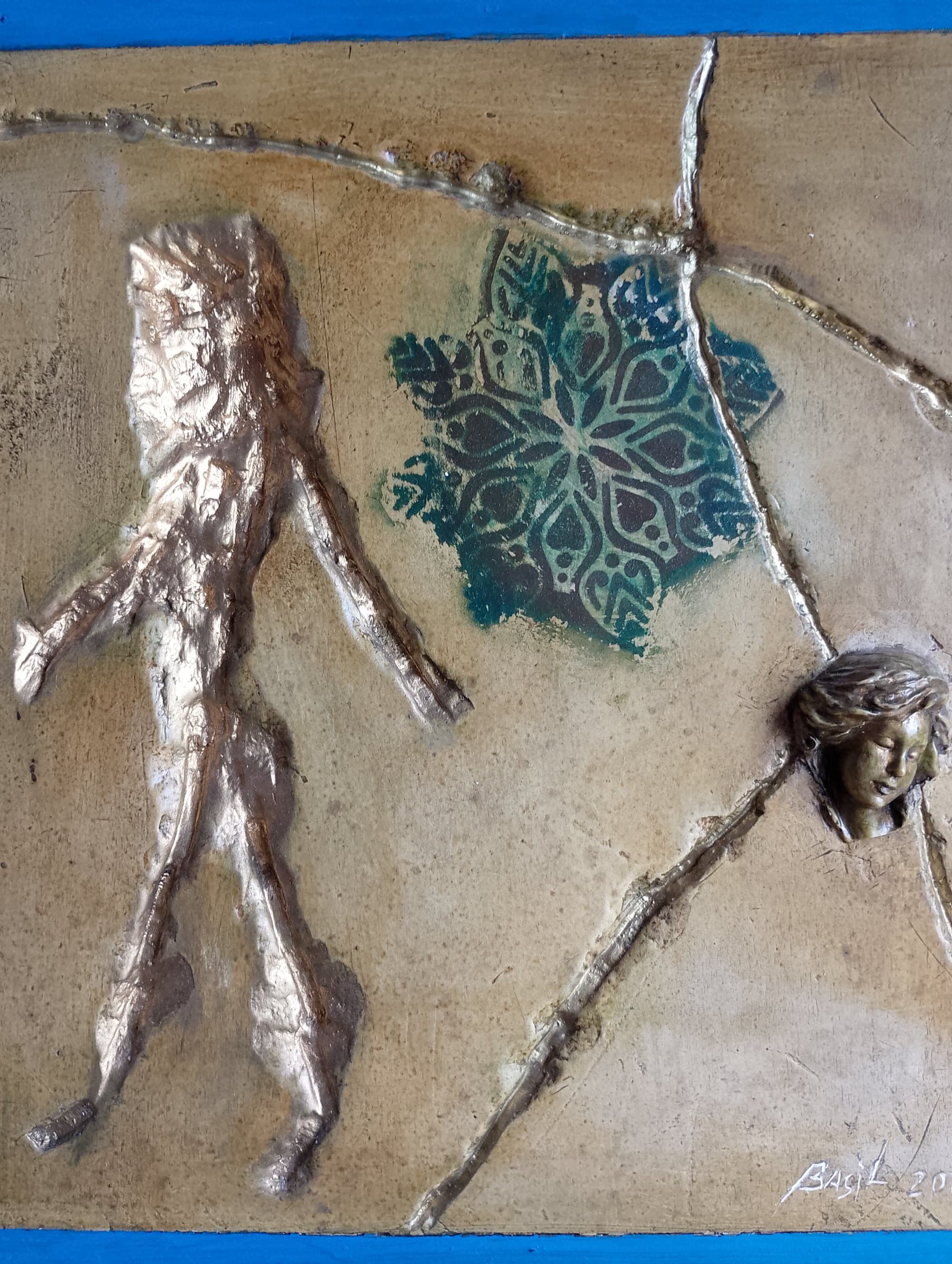 Lapide, Gesso trattato con pigmenti tipo più efigi in ceramica, cm42x42 x3, di Basil