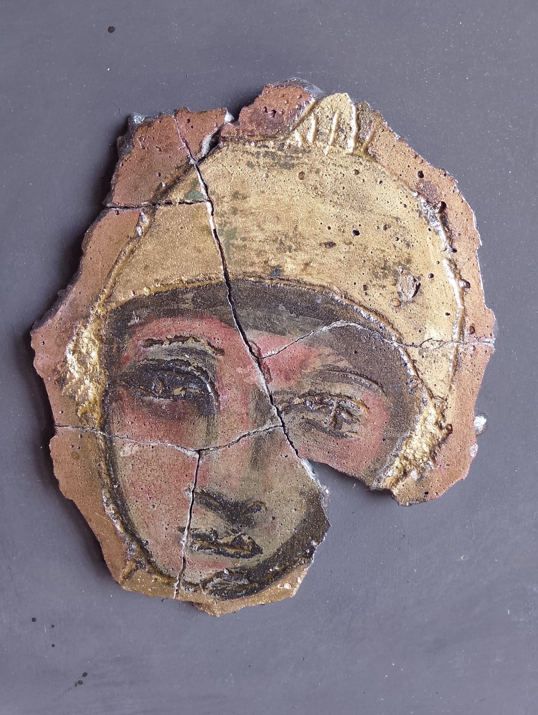 Lo sguardo di Gabriele, Legno cemento pigmenti oro, 35x35, di Basil