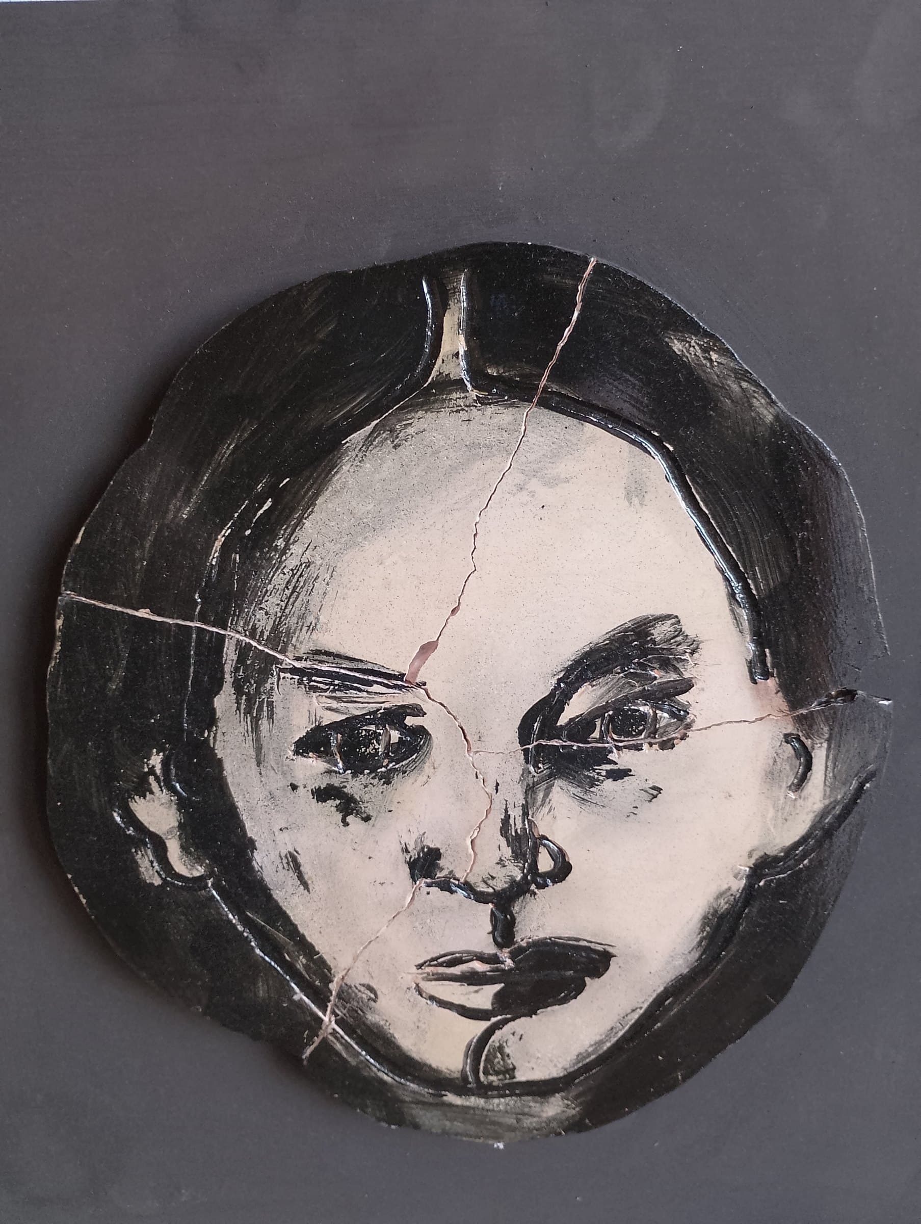 Sguardo spezzato, Legno gesso pigmenti, 35x35, di Basil