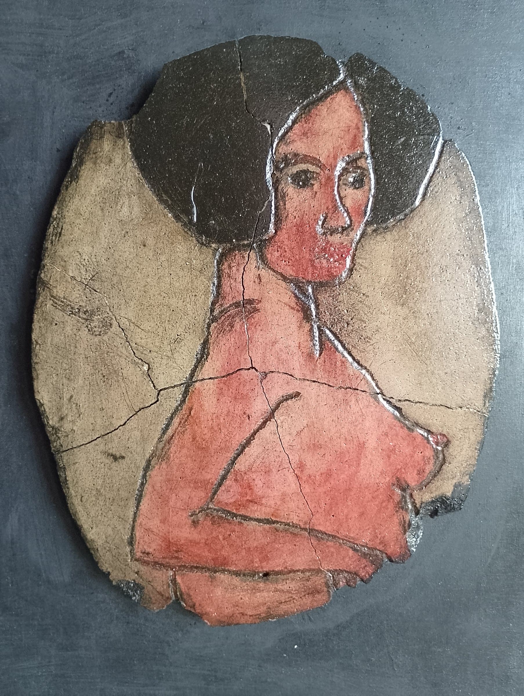 Donna in rosa, Legno cemento pigmenti, 35x35, di Basil